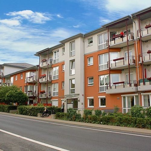Bild: © WIEDERAUFBAU Außenansicht auf das mehrstöckige Gebäude "Wohnen mit Zukunft" in Wolfenbüttel.