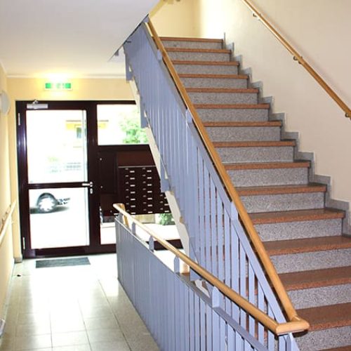 Bild: © WIEDERAUFBAU Treppenhaus des Betreuten Wohnen in der Ludwig-Richter-Straße 28/30 in Wolfenbüttel.