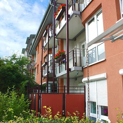 Bild: © WIEDERAUFBAU Außenansicht des mehrstöckigen Wohngebäudes 