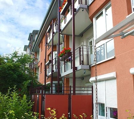 Bild: © WIEDERAUFBAU Außenansicht des mehrstöckigen Wohngebäudes "Wohnen mit Zukunft" in Wolfenbüttel.