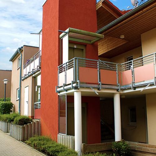 Bild: © WIEDERAUFBAU Ansicht auf den Außenfahrstuhl des Betreuten Wohnen Schöppenstedts.