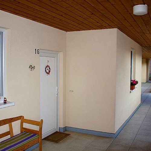 Bild: © WIEDERAUFBAU Ein Laubengang des Betreuten Wohnen in Schöppenstedt.