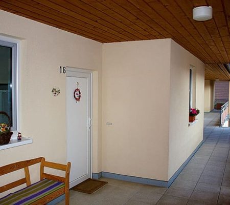 Bild: © WIEDERAUFBAU Ein Laubengang des Betreuten Wohnen in Schöppenstedt.