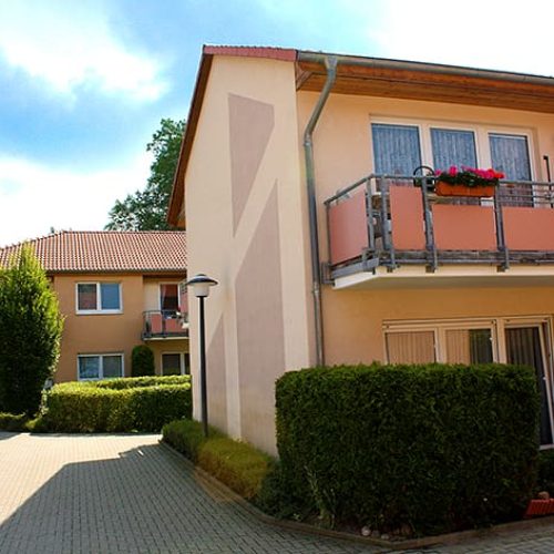 Bild: © WIEDERAUFBAU Außenansicht mit Balkonen des Betreuten Wohnen in Schöppenstedt.