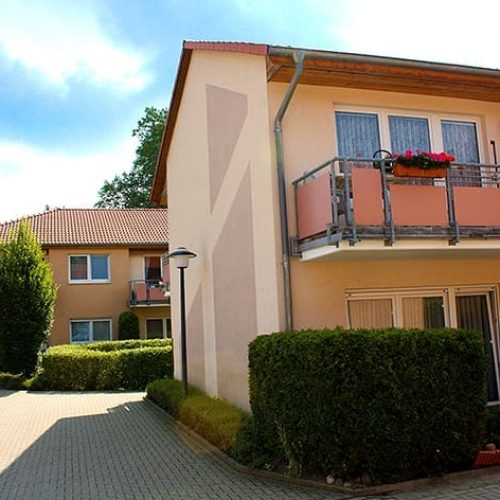 Bild: © WIEDERAUFBAU Außenansicht mit Balkonen des Betreuten Wohnen in Schöppenstedt.