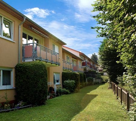 Bild: © WIEDERAUFBAU Gartenansicht auf das Betreute Wohnen in Schöppenstedt mit Balkonen.