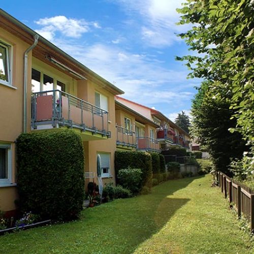 Bild: © WIEDERAUFBAU Gartenansicht auf das Betreute Wohnen in Schöppenstedt mit Balkonen.