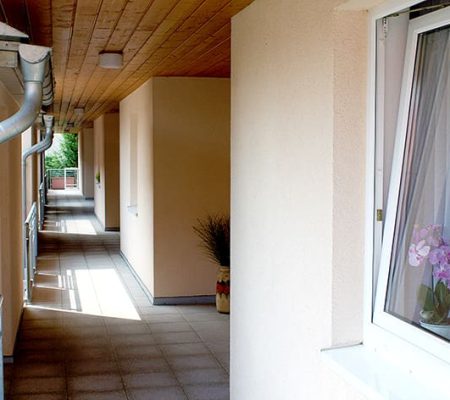 Bild: © WIEDERAUFBAU Ein Laubengang des Betreuten Wohnen in der Jasperstraße 6 in Schöppenstedt.