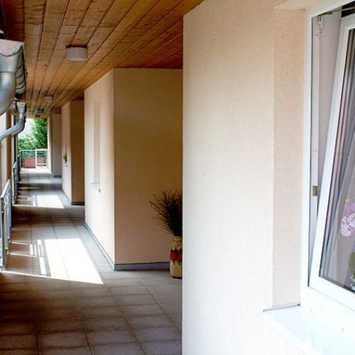 Bild: © WIEDERAUFBAU Ein Laubengang des Betreuten Wohnen in der Jasperstraße 6 in Schöppenstedt.