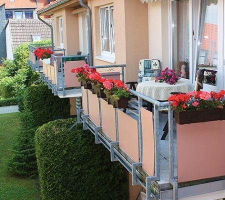 Bild: © WIEDERAUFBAU Außenansicht der Balkone des Betreuten Wohnen Schöppenstedt.
