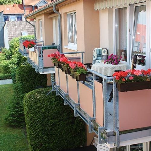 Bild: © WIEDERAUFBAU Außenansicht der Balkone des Betreuten Wohnen Schöppenstedt.