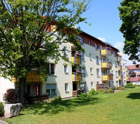 Bild: © WIEDERAUFBAU Blick auf das mehrstöckige Wohngebäude mit Rasenfläche in der Liegnitzer Straße in Goslar.