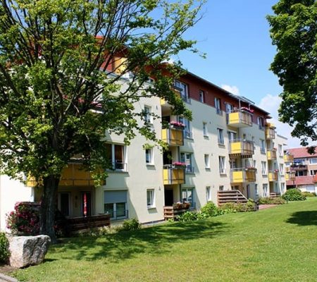 Bild: © WIEDERAUFBAU Blick auf das mehrstöckige Wohngebäude mit Rasenfläche in der Liegnitzer Straße in Goslar.