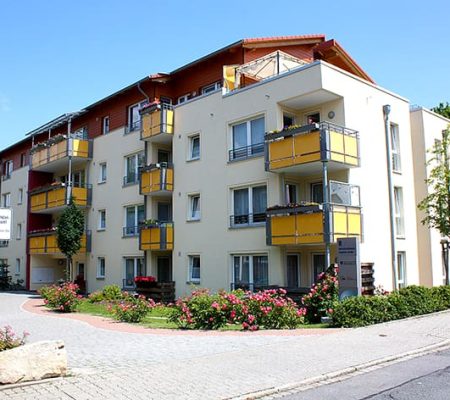 Bild: © WIEDERAUFBAU Blick von der Straße auf den Eingangsbereich des mehrstöckigen Betreuten Wohnen Goslars.