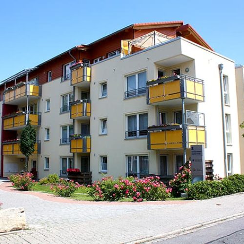 Bild: © WIEDERAUFBAU Blick von der Straße auf den Eingangsbereich des mehrstöckigen Betreuten Wohnen Goslars.