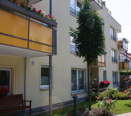 Bild: © WIEDERAUFBAU Blick auf das mehrstöckige Betreute Wohnen mit Balkonen in Goslar.