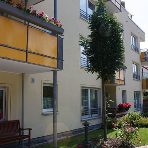 Bild: © WIEDERAUFBAU Blick auf das mehrstöckige Betreute Wohnen mit Balkonen in Goslar.
