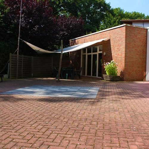 Bild: © WIEDERAUFBAU Gemeinschaftsterrasse des Betreuten Wohnen 