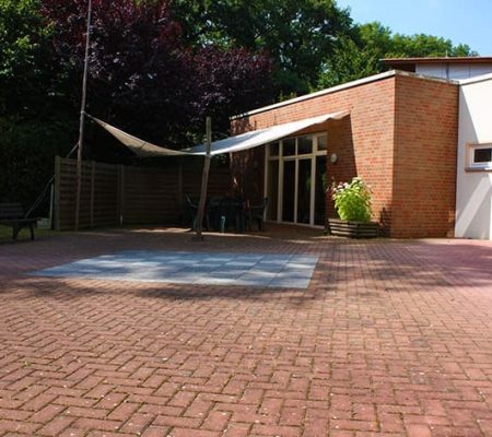 Bild: © WIEDERAUFBAU Gemeinschaftsterrasse des Betreuten Wohnen "Wohnen mit Zukunft" in Isenbüttel.