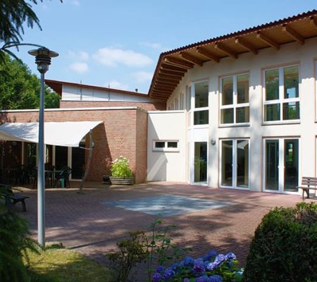 Bild: © WIEDERAUFBAU Gemeinschaftsterrasse des Betreuten Wohnen in Isenbüttel.