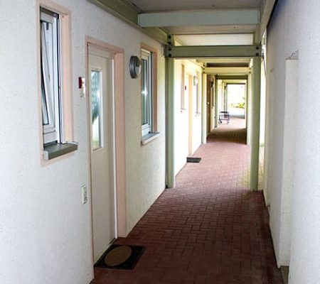 Bild: © WIEDERAUFBAU Laubengang zu den Wohnungen im Betreuten Wohnen in Isenbüttel.