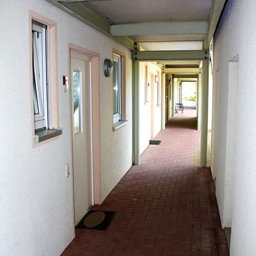 Bild: © WIEDERAUFBAU Laubengang zu den Wohnungen im Betreuten Wohnen in Isenbüttel.