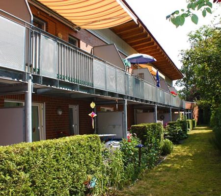 Bild: © WIEDERAUFBAU Außenansicht des mehrstöckigen Betreuten Wohnens mit Balkonen und Terrassen in Isenbüttel.