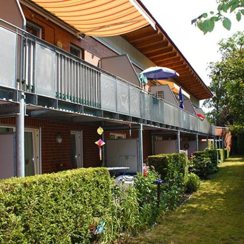 Bild: © WIEDERAUFBAU Außenansicht des mehrstöckigen Betreuten Wohnens mit Balkonen und Terrassen in Isenbüttel.