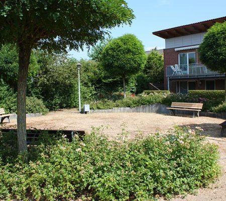 Bild: © WIEDERAUFBAU Außenbereich mit Sitzbänken des Betreuten Wohnen im Wiesenhofweg 1 in Isenbüttel.