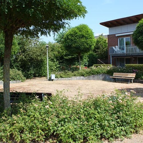 Bild: © WIEDERAUFBAU Außenbereich mit Sitzbänken des Betreuten Wohnen im Wiesenhofweg 1 in Isenbüttel.