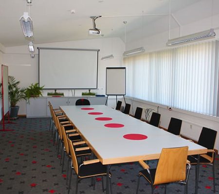Bild: © WIEDERAUFBAU Gemeinschaftsraum mit Sitzmöglichkeiten im Betreuten Wohnen in Isenbüttel.