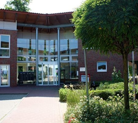 Bild: © WIEDERAUFBAU Eingangsbereich des Betreuten Wohnen "Wohnen mit Zukunft" in Isenbüttel.