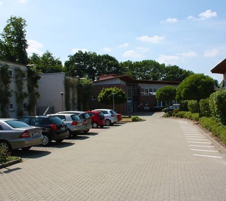 Bild: © WIEDERAUFBAU Parkplatz des Betreuten Wohnen im Wiesenhofweg 1 Isenbüttel.