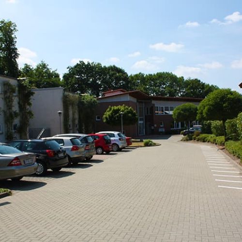 Bild: © WIEDERAUFBAU Parkplatz des Betreuten Wohnen im Wiesenhofweg 1 Isenbüttel.