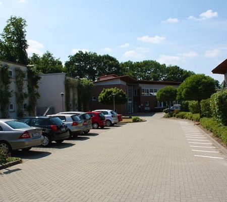 Bild: © WIEDERAUFBAU Parkplatz des Betreuten Wohnen im Wiesenhofweg 1 Isenbüttel.