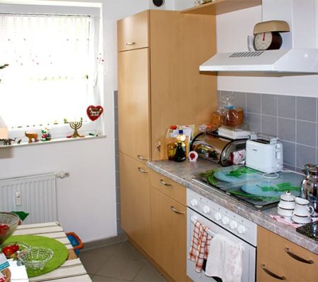 Bild: © WIEDERAUFBAU Beispiel einer Küche mit Fenster im Betreuten Wohnen Goslar.