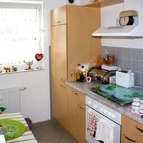 Bild: © WIEDERAUFBAU Beispiel einer Küche mit Fenster im Betreuten Wohnen Goslar.