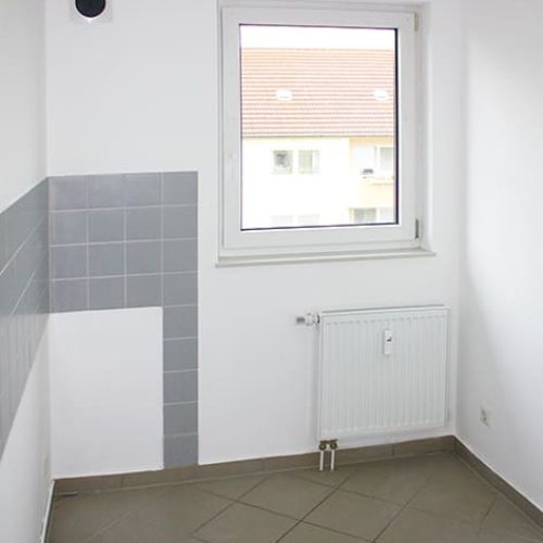 Bild: © WIEDERAUFBAU Beispiel einer Küche mit Fenster und grauen Fliesenspiegel im Betreuten Wohnen Goslar.