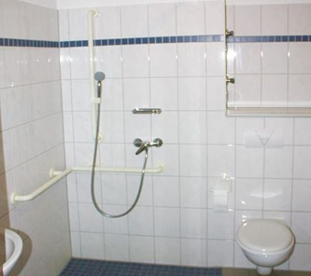 Bild: © WIEDERAUFBAU Beispiel eines Badezimmers mit bodengleicher Dusche im Betreuten Wohnen Goslar.