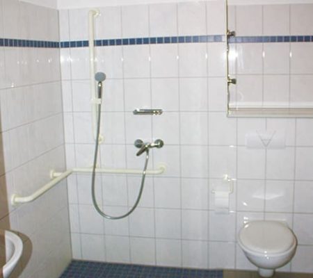 Bild: © WIEDERAUFBAU Beispiel eines Badezimmers mit bodengleicher Dusche im Betreuten Wohnen Goslar.