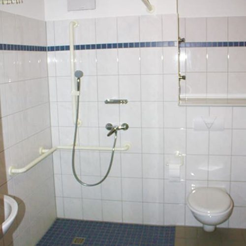Bild: © WIEDERAUFBAU Beispiel eines Badezimmers mit bodengleicher Dusche im Betreuten Wohnen Goslar.