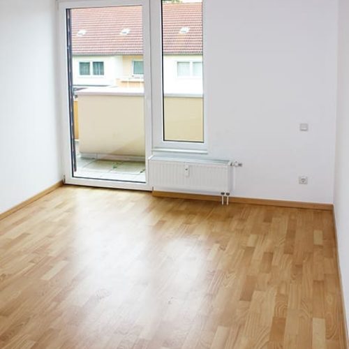 Bild: © WIEDERAUFBAU Beispiel eines Wohnzimmers mit Balkon im Betreuten Wohnen Goslar.