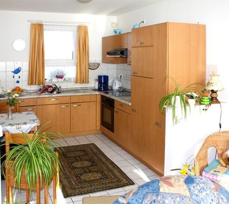 Bild: © WIEDERAUFBAU Beispiel einer Wohnküche mit Fenster im Betreuten Wohnen Cremlingen.