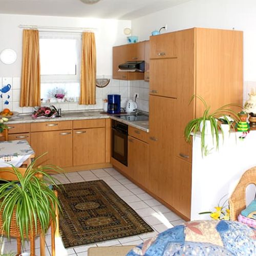 Bild: © WIEDERAUFBAU Beispiel einer Wohnküche mit Fenster im Betreuten Wohnen Cremlingen.