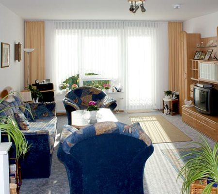 Bild: © WIEDERAUFBAU Beispiel eines Wohnzimmers mit Balkon im Betreuten Wohnen Cremlingen.