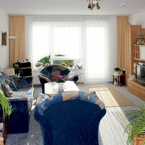 Bild: © WIEDERAUFBAU Beispiel eines Wohnzimmers mit Balkon im Betreuten Wohnen Cremlingen.