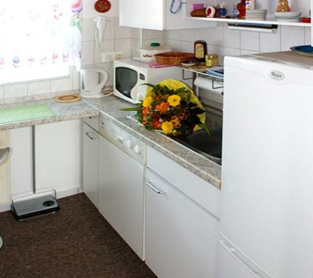 Bild: © WIEDERAUFBAU Beispiel einer Küche mit Fenster im Betreuten Wohnen Cremlingen.