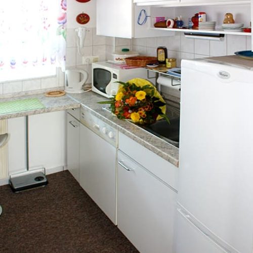 Bild: © WIEDERAUFBAU Beispiel einer Küche mit Fenster im Betreuten Wohnen Cremlingen.