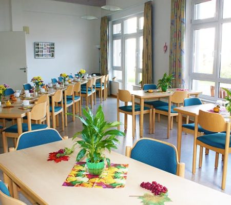 Bild: © WIEDERAUFBAU Großzügiger Gemeinschaftsraum mit Tischen und Stühlen im Betreuten Wohnen Steiferlingen 1 in Cremlingen.
