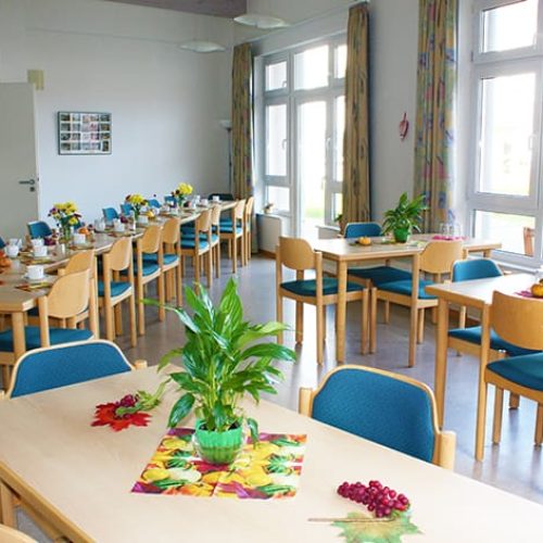 Bild: © WIEDERAUFBAU Großzügiger Gemeinschaftsraum mit Tischen und Stühlen im Betreuten Wohnen Steiferlingen 1 in Cremlingen.